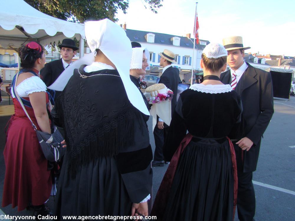 Photo 33 revue. Le cercle de Vannes. La jeune fille de droite a retiré exceptionnellement sa coiffe en public pour montrer le bonnet qui est en dessous. Fête bretonne de la Saint Gilles à Pornic 2012.