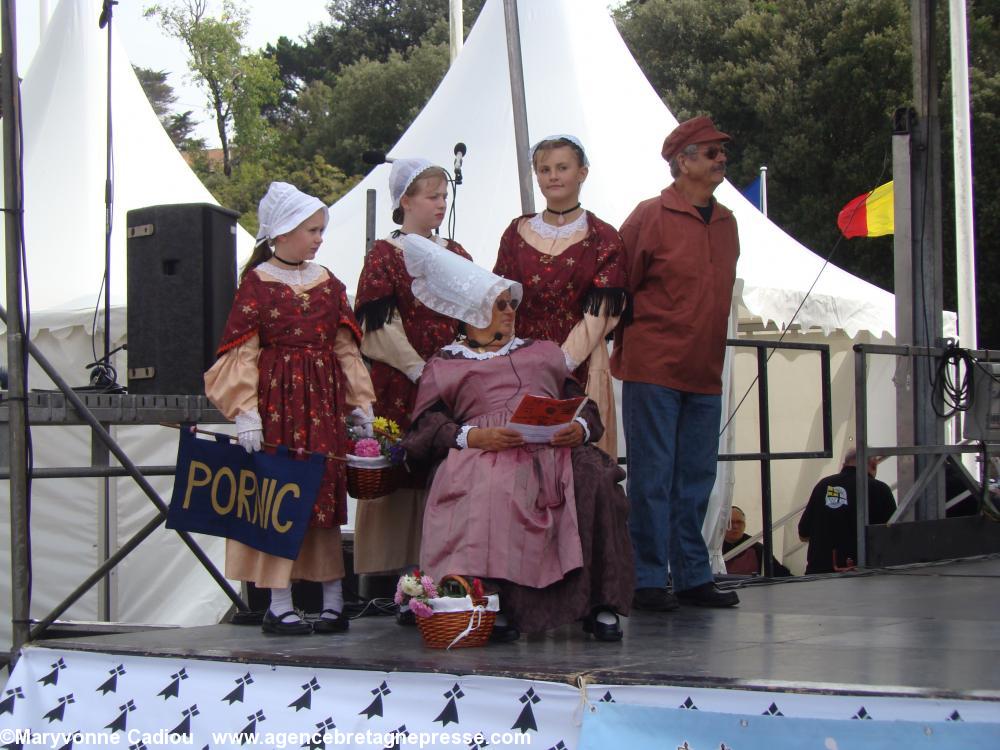 Les récitants du Quadrille de Pornic dont “Coco” assise. Fête bretonne de la Saint Gilles à Pornic 2012. 