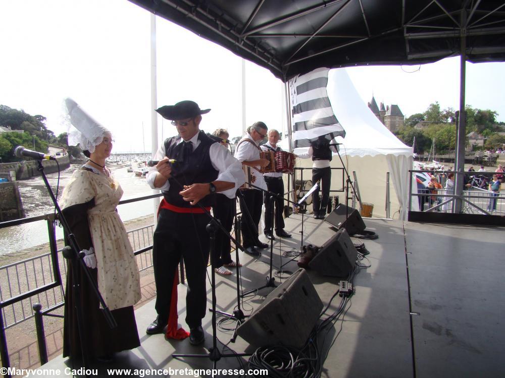 Les musiciens de “Jad’hisse” se préparent. Fête bretonne de la Saint Gilles à Pornic 2012. 