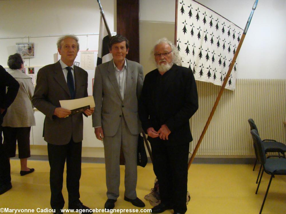 Gabriel Sauvet adjoint à la Culture à la Ville de Vannes à g. ; Emmanuel Salmon-Legagneur et Michel Chauvin devant le drapeau à l’hermine-plain confectionné pour l’Opéra Anne de Bretagne.