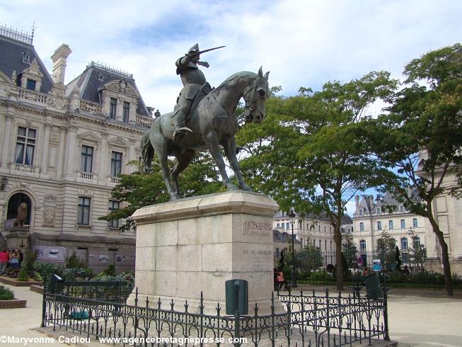 La statue du duc de Richemont ou Arthur III de Bretagne devant la mairie de Vannes. Bronze du sculpteur Arthur Le Duc de 1903 installé en grande pompe en 1905 en présence en particulier de Théodore Botrel.