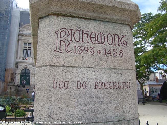 La statue du duc de Richemont ou Arthur III de Bretagne devant la mairie de Vannes.