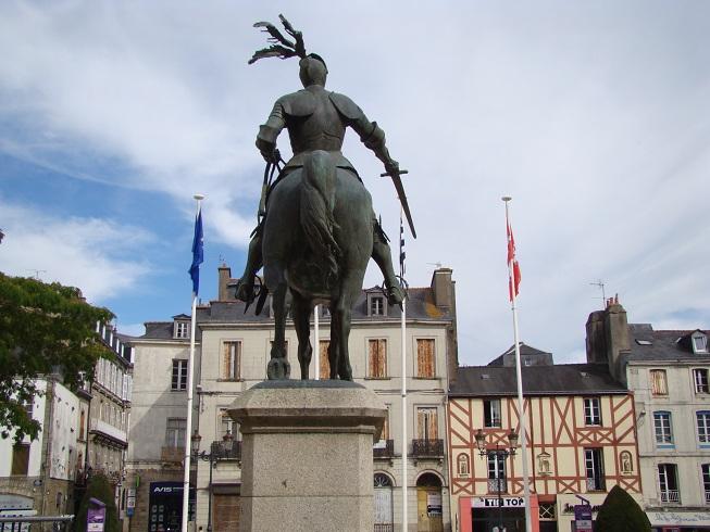 Statue du duc de Richemont à Vannes. À noter qu'il en existe une en pierre à Nantes (où il mourut) récemment restaurée.