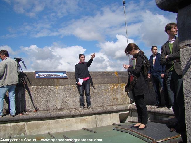 Tour Dobrée à Nantes. Un médiateur accompagnant les groupes essaye son texte.