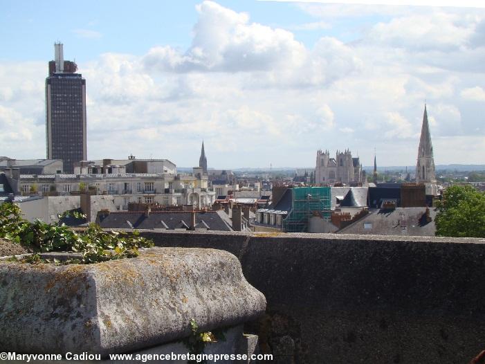 Tour Dobrée à Nantes. La Tour de Bretagne ; un clocher lointain ; la cathédrale et le clocher de la basilique Saint Nicolas tout nouvellement restaurée.