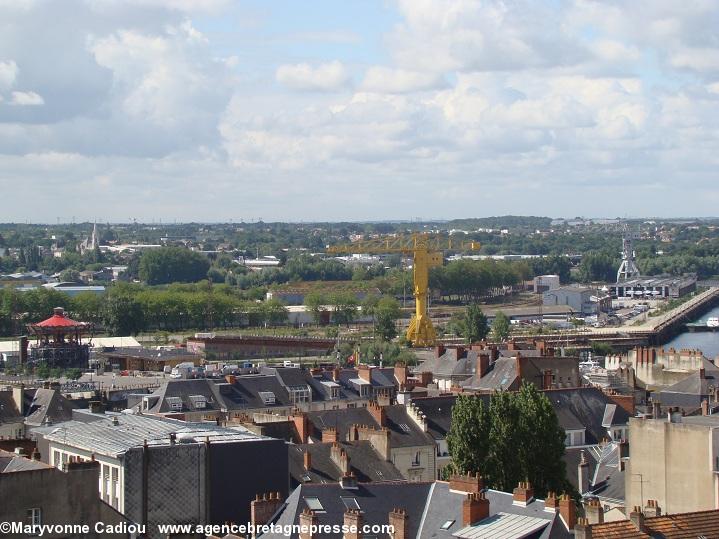 Tour Dobrée à Nantes. Outre les grues Titan que nous reverrons : à g. le Manège des mondes marins du côté des Machines de l’Île.