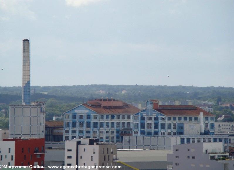 Zoom sur l'ex-raffinerie Béghin-Say vue de la tour du musée Dobrée.