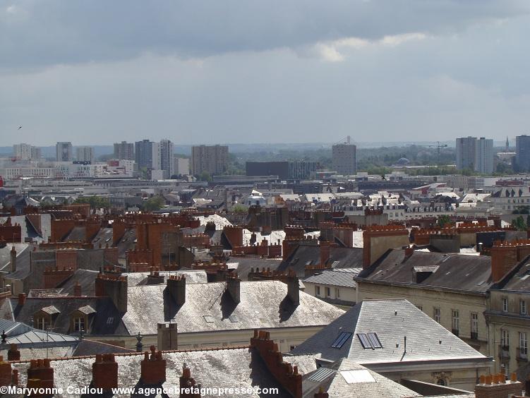 Tour Dobrée à Nantes. On aperçoit mât et haubans du pont Tabarly derrière une des tours.