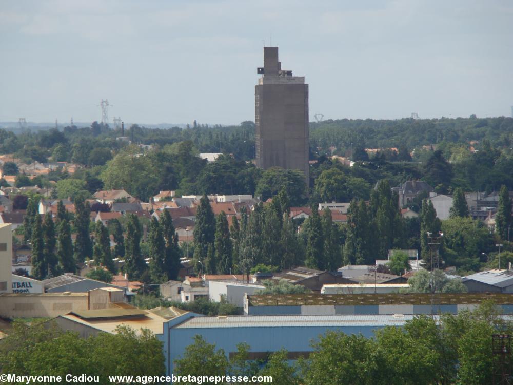 La Cité radieuse de Le Corbusier à Rezé vue de la tour du musée Dobrée à Nantes.