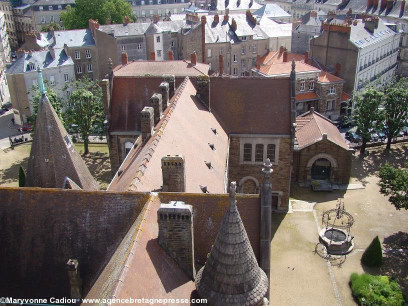 Et si on regardait un peu en bas ? Le Palais Dobrée vu du haut de la tour.