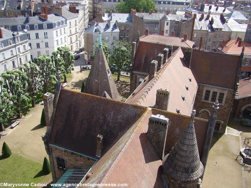 Et si on regardait un peu en bas ? Le Palais Dobrée vu du haut de la tour avec les jardins au nord.