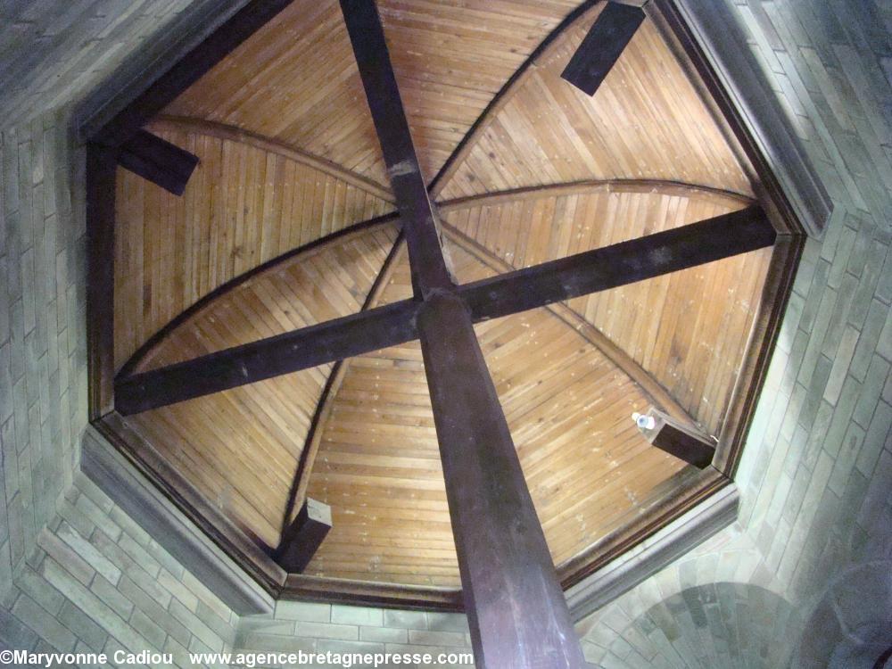 S'arrêter dans l'escalier en descendant dans la tour du musée Dobrée. Regarder en l'air. Charpente.