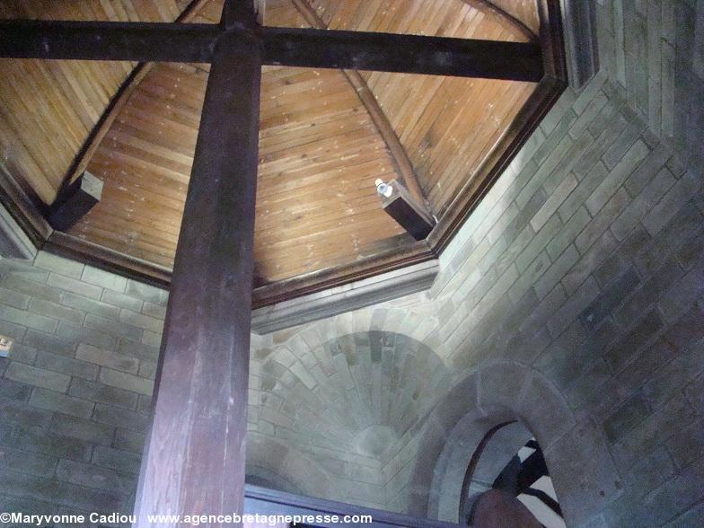 Regarder en l'air en descendant dans la tour du musée Dobrée. Charpente et finesse d’architecture avec cet arc en pierre à côté de l'ogive de la porte.