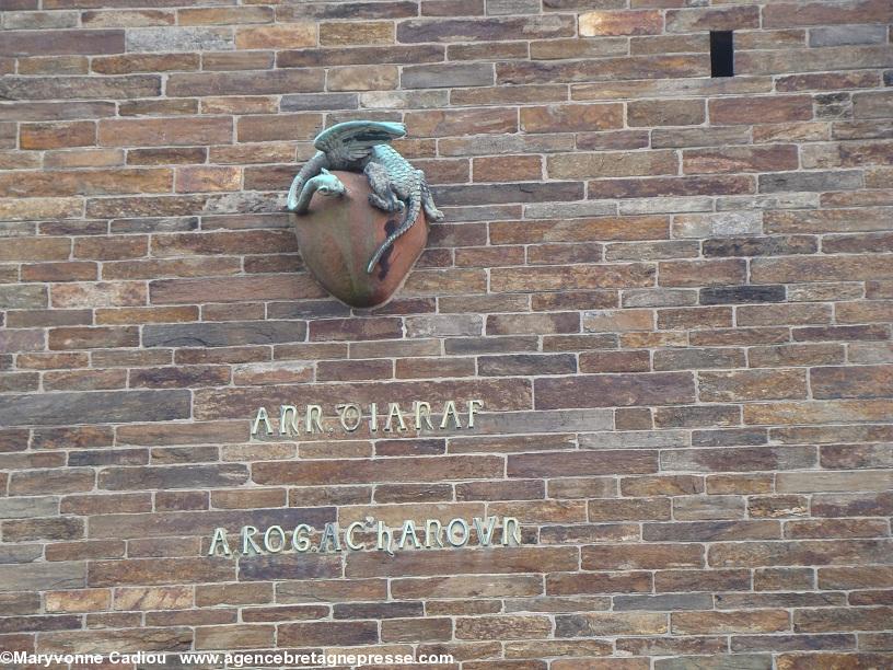 Musée Dobrée. Sur la tour côté sud Thomas Dobrée a fait installer ce motif avec une inscription en breton et des caractères celtiques : L'Inconnu (textuellement le sans-nom) me dévore.