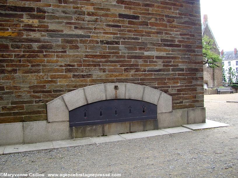 Musée Dobrée. En bas de la tour côté ouest un soupirail intéressant.