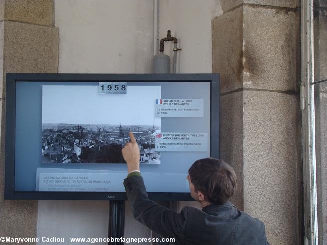 Tour Dobrée à Nantes. En haut de la tour dans la petite salle vitrée des vues de Nantes à différentes dates. Présentées ici en juin par Pierre Fardel du pôle culturel du musée : relations avec le public et les scolaires.