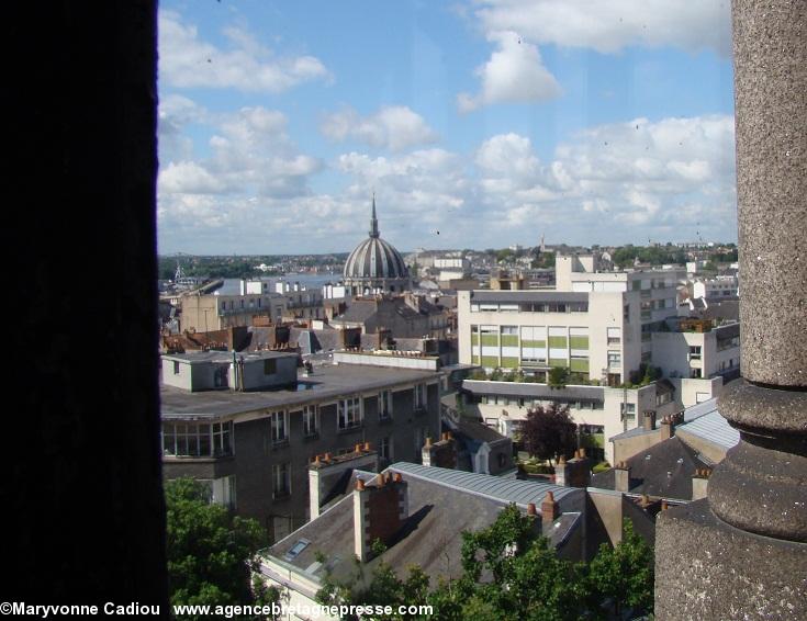 Tour Dobrée à Nantes. Première vue de Nantes d’en haut avant la terrasse. De la petite salle vitrée.