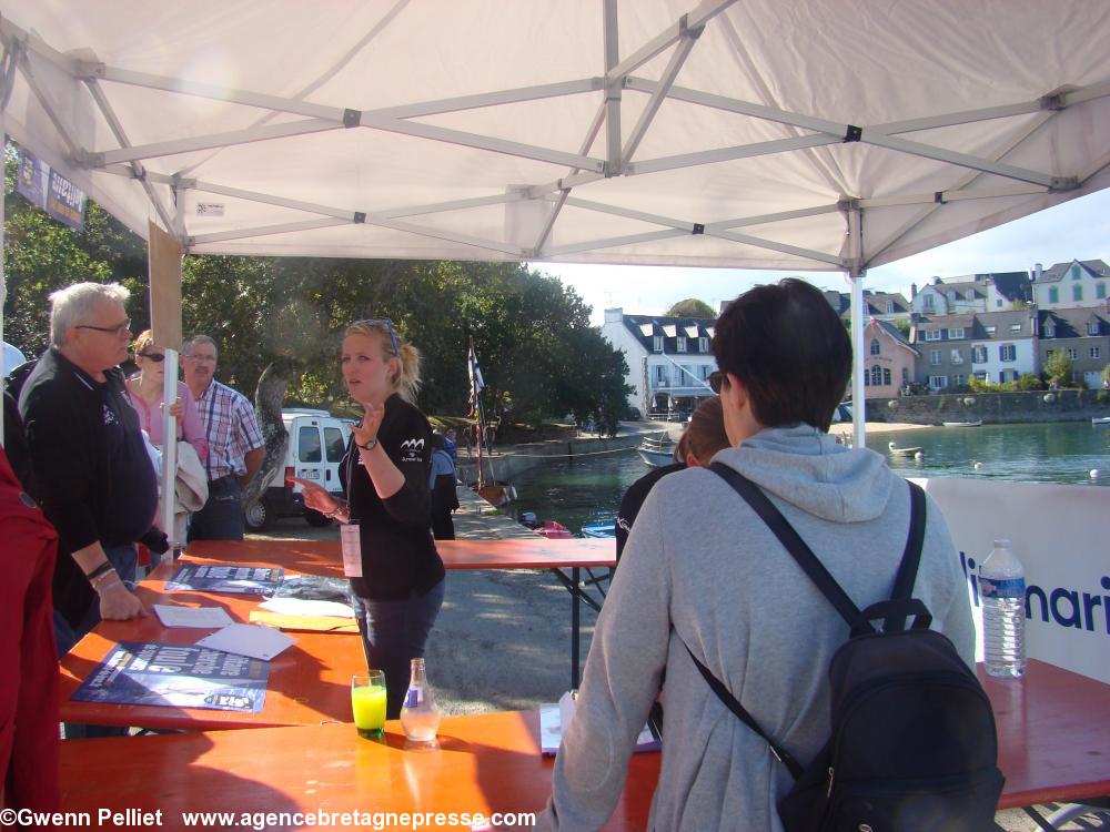 Le Stand pour recevoir le bracelet pour les sponsors et les souscriptions futures