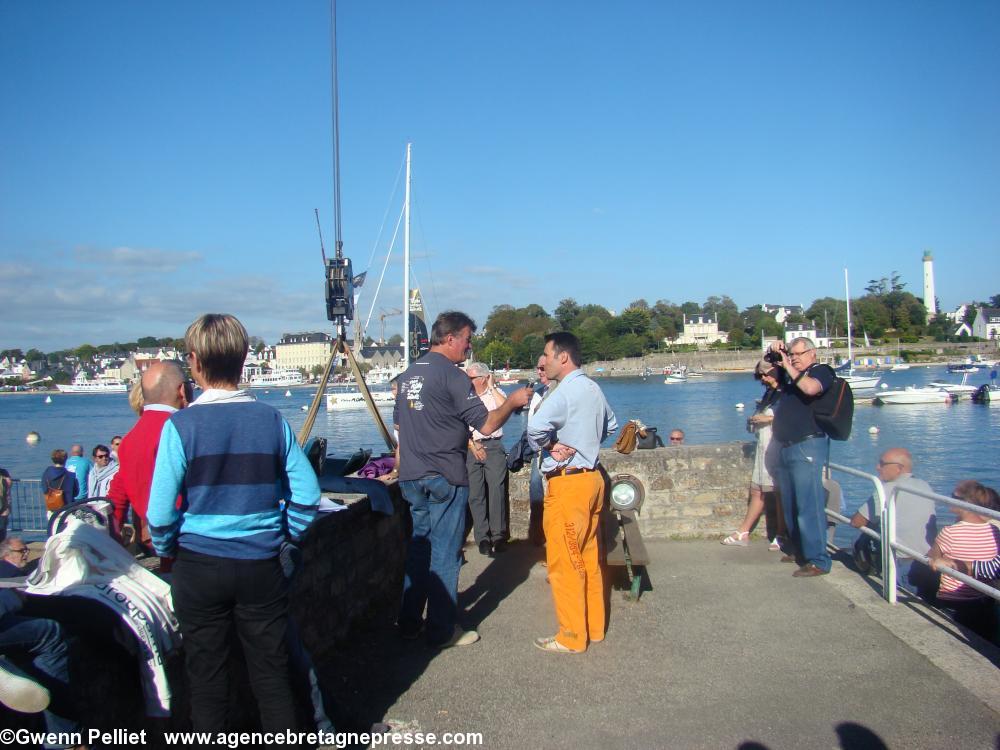 En pantalon orange  le président du Vendée Globe, Guillaume Henri