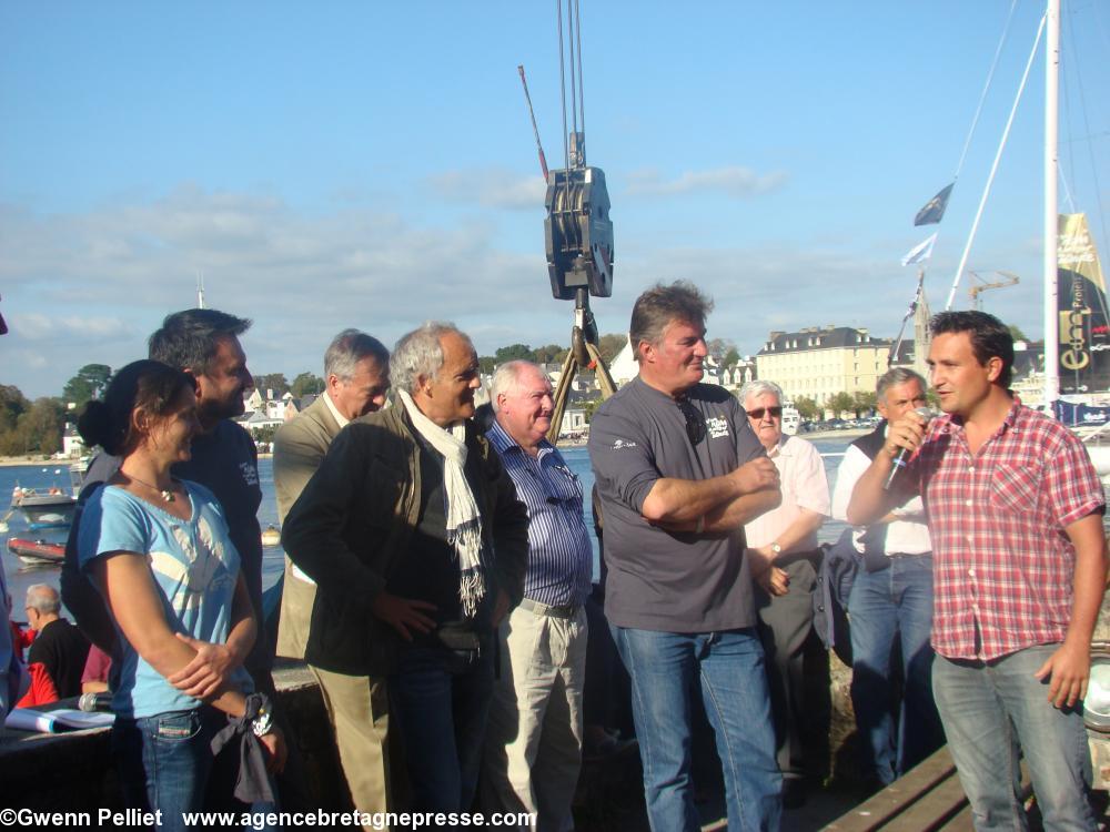 Le maire de Sainte-Marine (en chemise à carreaux rouges) félicitant et encourageant Bertrand de Broc