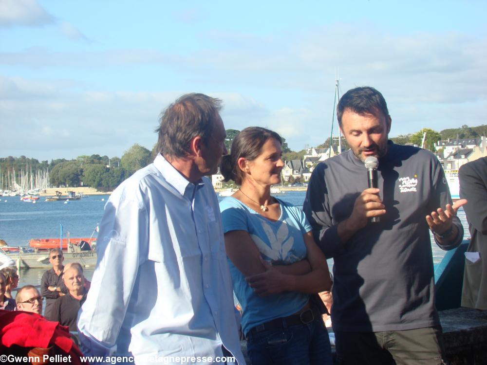 Bertrand de Broc en compagnie du parrain du navire Frédéric Lopez et de la marraine Faustine Merret