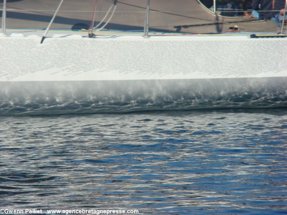 Les noms des souscripteurs inscrits sur la coque du bateau 