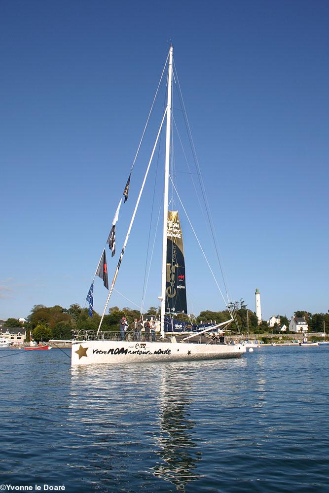 Votre nom autour du monde  amarré au port de Sainte-Marine. A bord  Bertrand de Broc et les trois parrains et marraine du légendaire bateau de course