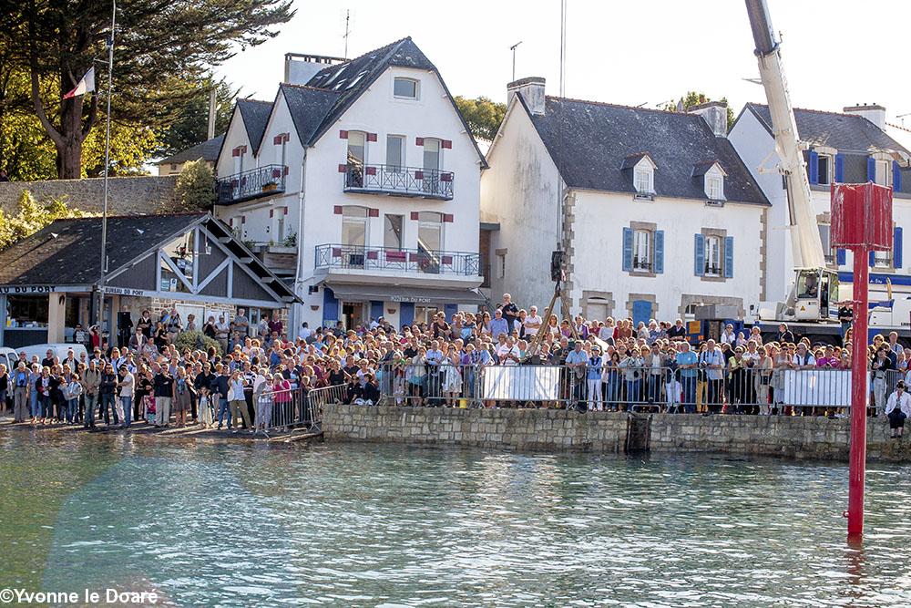 La foule assistant au baptême