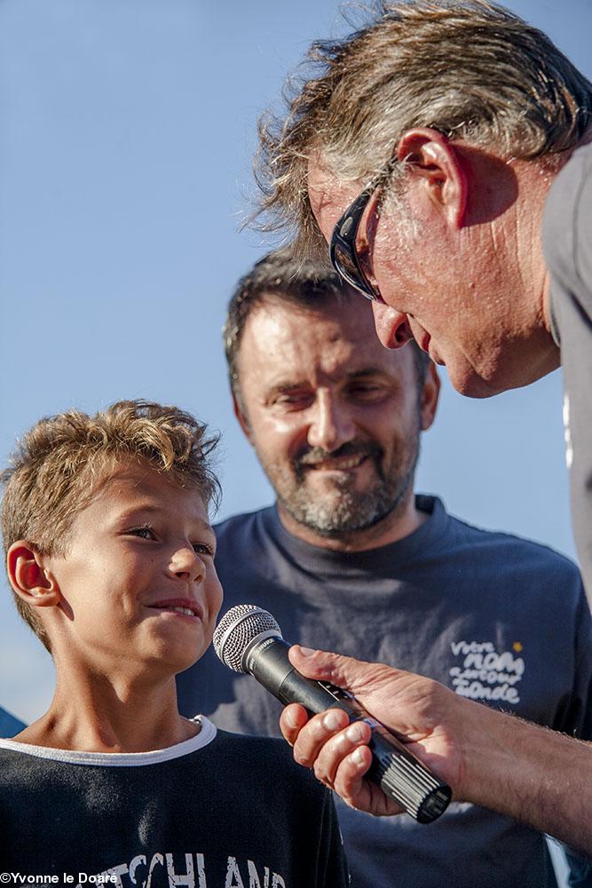 Le jeune Erwan  marin chanceux tiré au 
sort à Temps-fête-Douarnenez 2012  pour 
un jour à bord du monocoque de Bertrand 
de Broc. A l'arrière-plan  Frédéric 
Lopez  animateur de France 2  de 
lémission Rendez-Vous en terre inconnue