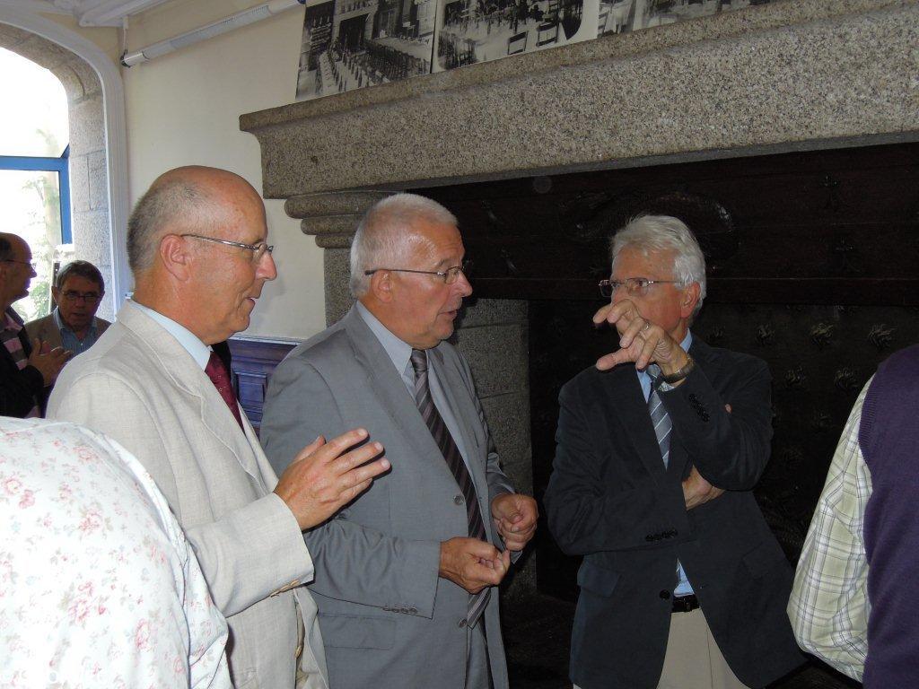 Bernard Le Floc'h de l'Institut Culturel de Bretagne  Jean-Claude Sacre Président de Concarneau Cornouaille Agglomération  Pierre Maille Président du Conseil Général du Finistère s'entretiennent sur l'avenir du musée dans la salle Julia à Pont-Aven