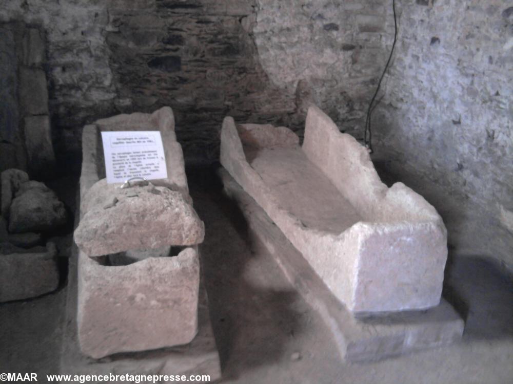 Sarcophages ramenés dans la chapelle