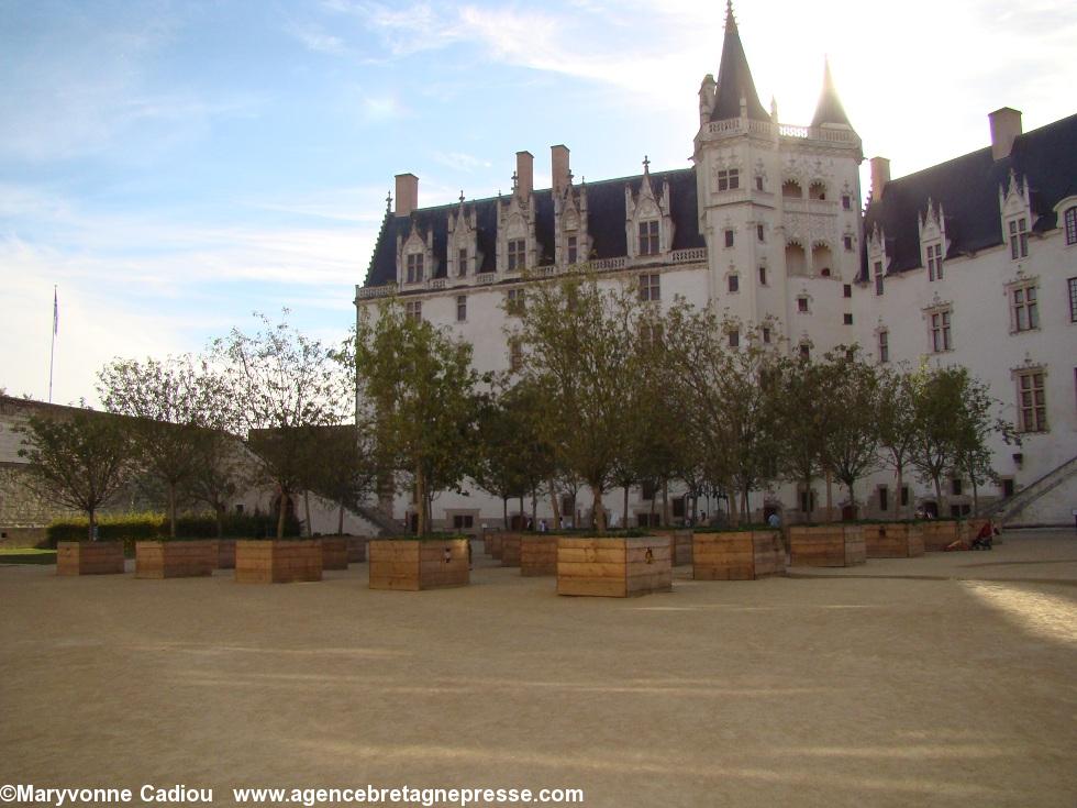 La cour du château des ducs de Bretagne est maintenant garnie d'arbres en caisse. Colloque Construction navale Nantes 20-21 septembre 2012. 