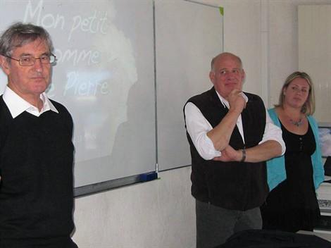 Paolig Combot ; Jean-Luc Le Nan et sa fille Sophie à l'Espace Pierre-Yves Le Nan du lycée du Kreisker à Saint-Pol-de-Léon.