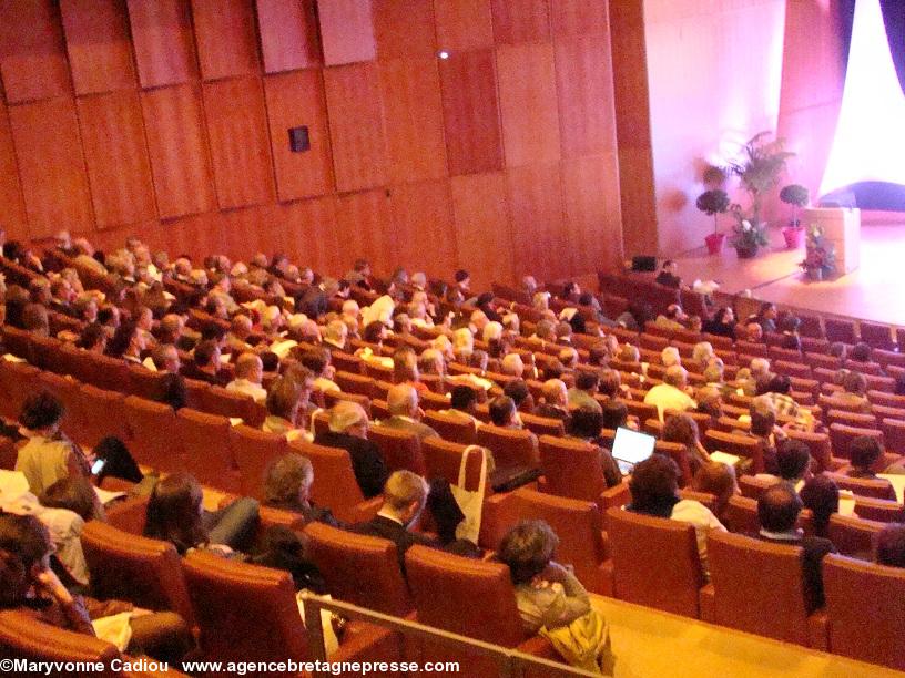 Colloque Mission Val de Loire à Tours. Une partie de l'assistance dans l'auditorium Pierre de Ronsard.