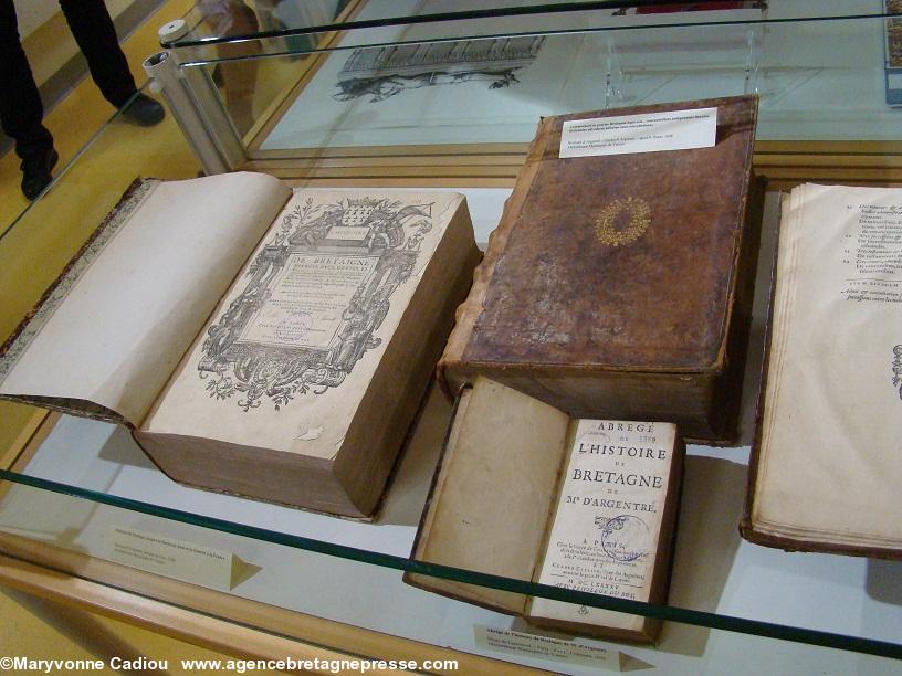 À g. “L'histoire de Bretaigne  des roys  ducs  comtes et princes d'icelle: l'établissement du Royaume  mutation de ce tiltre en Duché  continué jusques au temps de Madame Anne dernière Duchesse  & depuis Royne de France  par le mariage de laquelle passa le Duché en la maison de France.” À Paris chez Jacques du Puys  1588. à la Samaritaine [d'autres livres précisent “Pour Jacques du Puys  libra