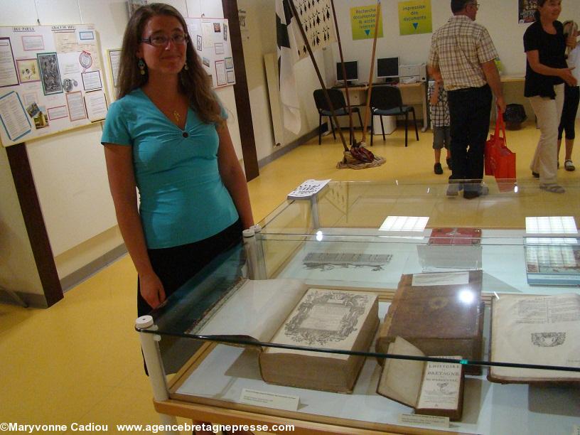 Séverine Boullay conservatrice de la Médiathèque municipale de Vannes. Derrière elle deux panneaux de l'exposition d'Identité bretonne.