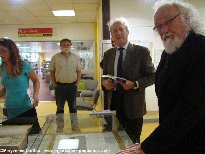 Au premier plan Michel Chauvin devant Gabriel Sauvet adjoint à la Culture à la Ville de Vannes.