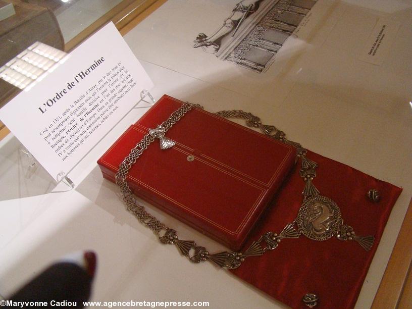 En vitrine un collier de l'Hermine moderne oeuvre en argent de Pierre Toulhoat.