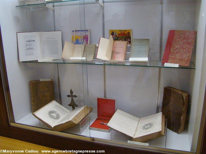 Vitrine murale : des Histoire de Bretagne ; Coutume de Bretagne ; Histoire écclésiastique et civile de Bretagne... du fonds de la bibliothèque de Vannes.