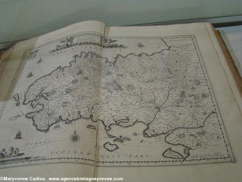 Carte de Bretagne dans “Le Théâtre du monde ou nouvel atlas contenant les chartes et descriptions de tous les pays de la terre” par Guillaume Blaeu [ou Willem Jansz (1571-1638)] et Jean Blaeu. Amsterdam 1638-1650.