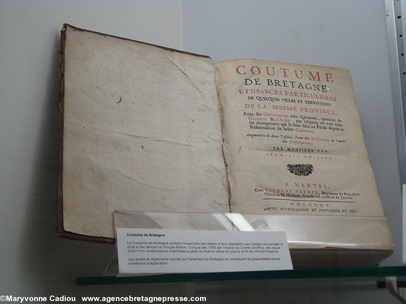 “Coutume de Bretagne et usances particulières de quelques villes et territoires de la mesme province avec... par M. ***. Première édition à Nantes chez Nicolas Verger 1725.