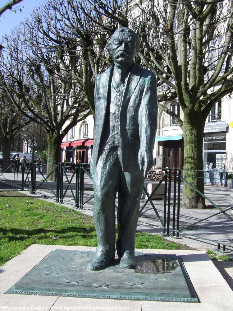 Statue d’Aristide Briand par le sculpteur nantais Jacques Raoult en 2005 (fondeur Denis Renouard) sur la place Lafayette à laquelle son nom a été donné en 1932.