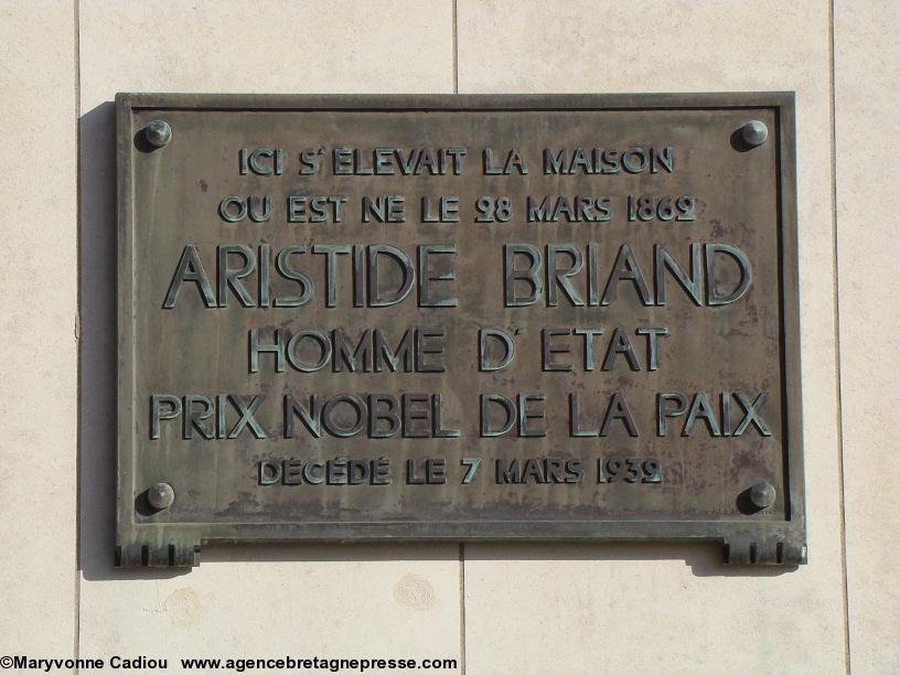 Plaque apposée sur la Poste principale de Nantes place de Bretagne côté rue Président Herriot.