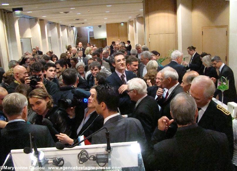 Les nombreux invités et la presse après les discours.