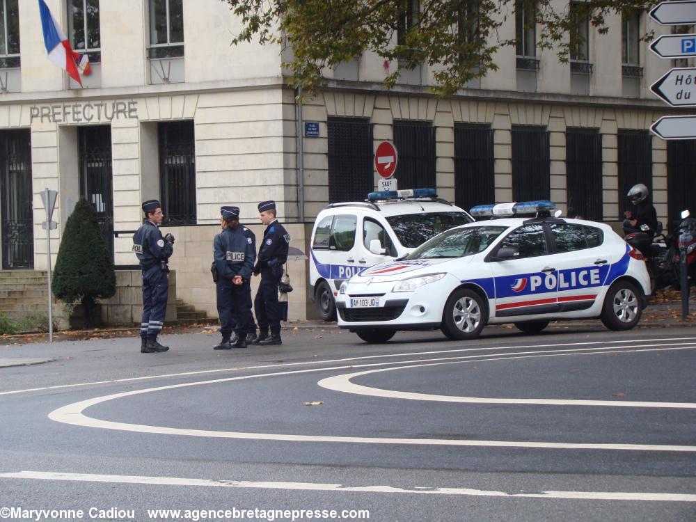 Revenons dehors avant l'inauguration de l'exposition Aristide Briand. La police barre le quai Ceineray au niveau de la préfecture.