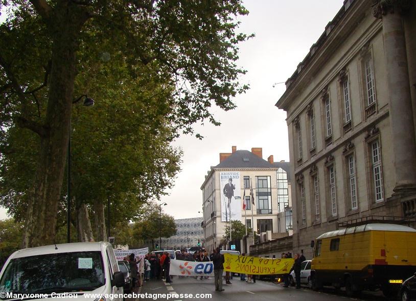 Les manifestants anti-aéroport sont bloqués quai Ceineray plus bas que l’Hôtel du Département.