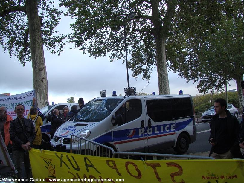 Police et barrières. L’Hôtel du Département est inaccessible.