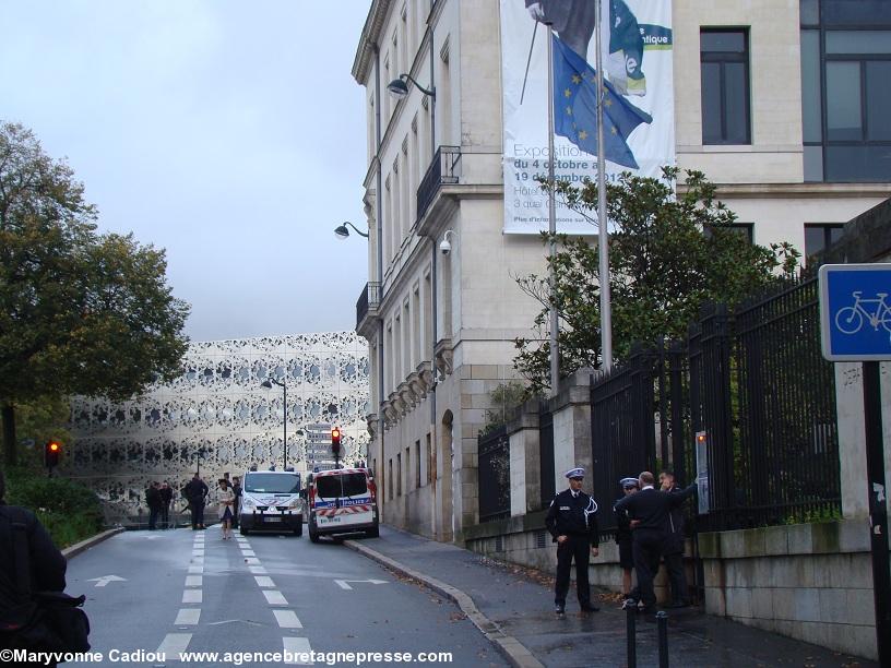 Le haut du quai Ceineray est fermé aussi à la circulation et aux militants.