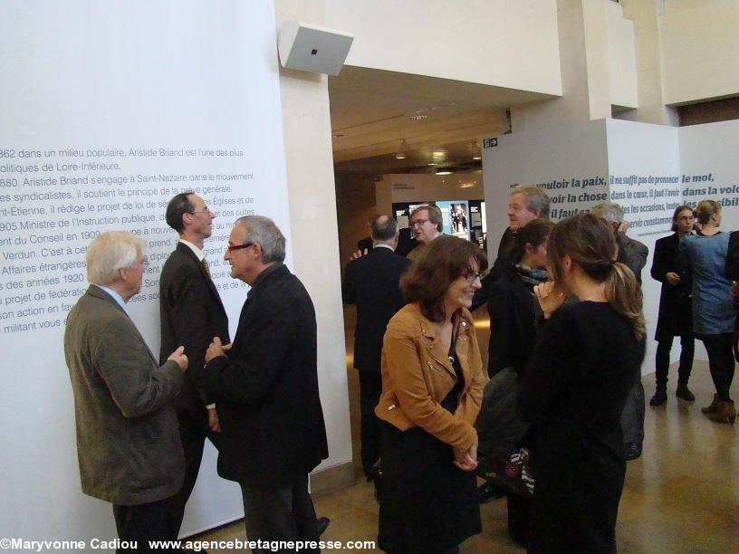 Yannick Guin à gauche devant les grands panneaux introduisant l'exposition.