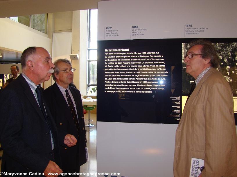 Jean-François Caraës conservateur-adjoint des Archives départementales de Loire-Atlantique avec Jean-Yves Paumier chancelier de l’Académie de Bretagne et M. Guillon Verne descendant de la plus jeune soeur de Jules Verne.